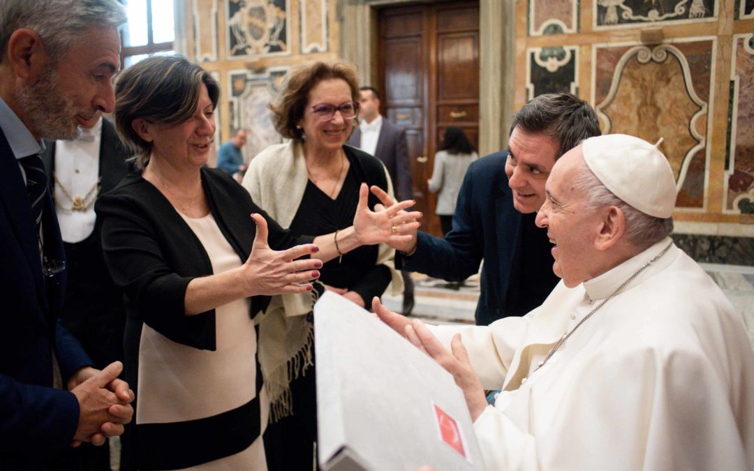 La Meridiana abbraccia Papa Francesco