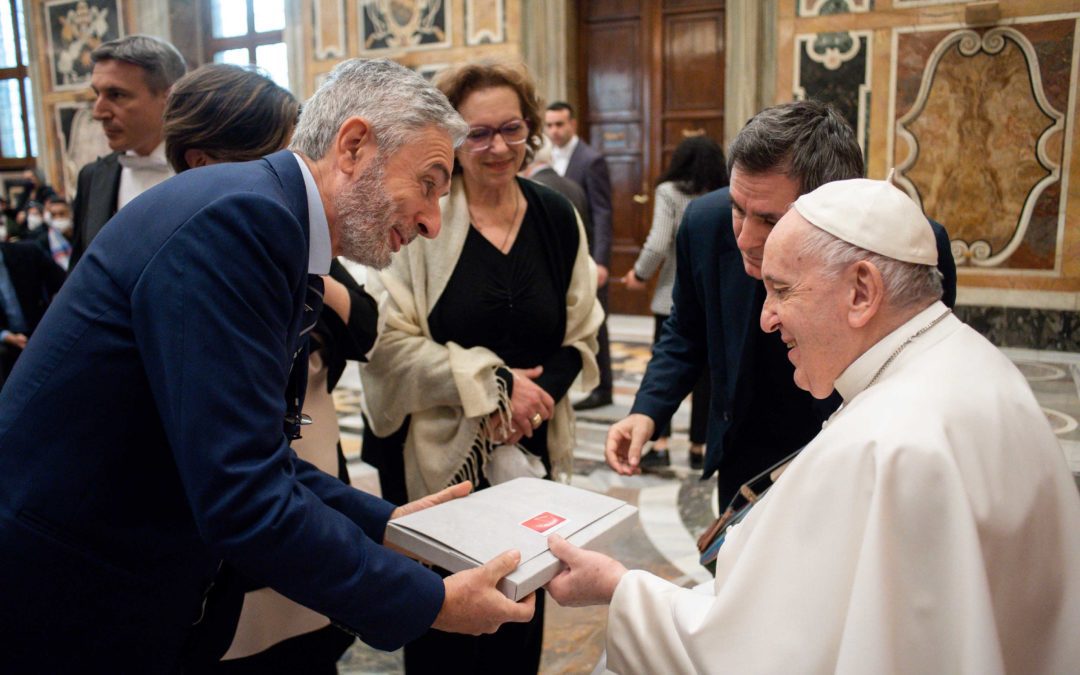 La Meridiana abbraccia Papa Francesco