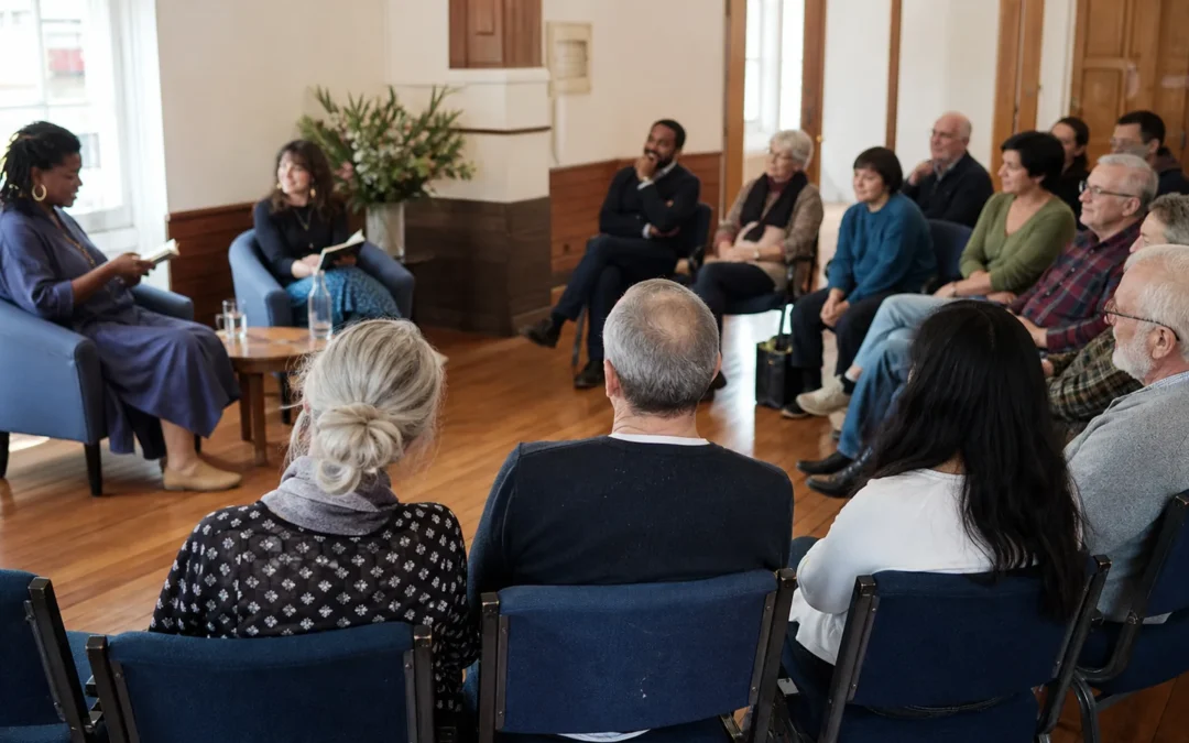 Pubblico di diverse età partecipa a un incontro culturale